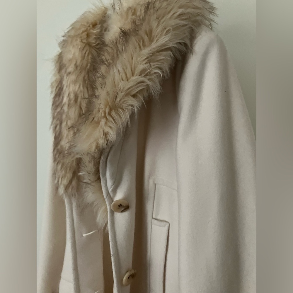 Cream / White Wool blend Coat with Fur Collar. - Picture 4 of 7